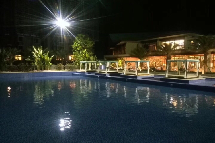 夜景泳池